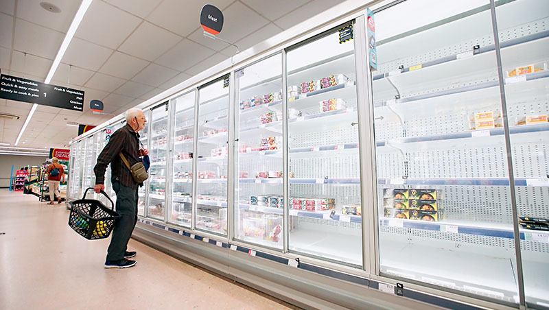 「超市貨架空蕩蕩，究竟是誰之過？」英國《電訊報》如此質問。未來這個場景恐怕會在各國不斷上演